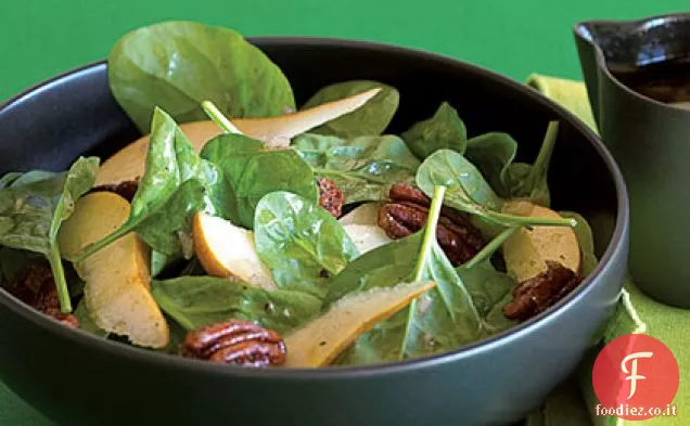 Insalata di noci pecan, pere e spinaci canditi
