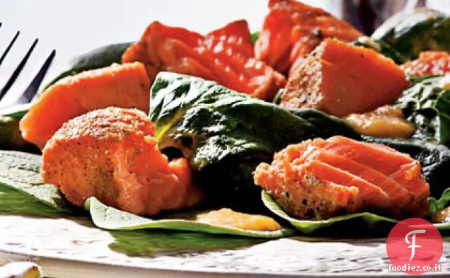 Insalata di salmone e spinaci alla griglia con condimento alla pesca