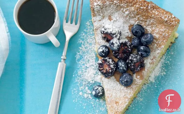 Torta al limone e noci con frutti di bosco estivi