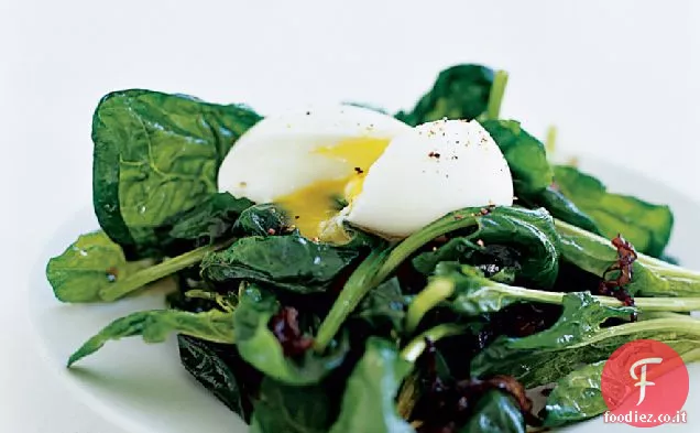 Insalata calda di spinaci con uova in camicia morbida