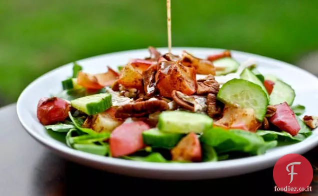 Insalata di mele arrosto, pecan e pollo spinaci con sidro di mele
