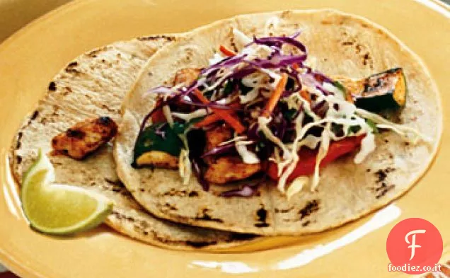 Tacos di pollo e verdure strofinati con spezie con salsa di coriandolo e crema di Chipotle