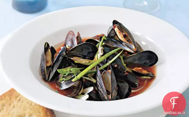 Cozze piccanti al vapore con pane all'aglio