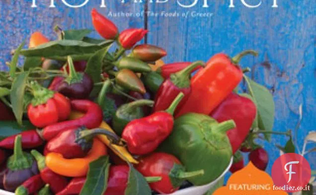 Insalata piccante di pomodoro, pepe, cetriolo, menta e prezzemolo