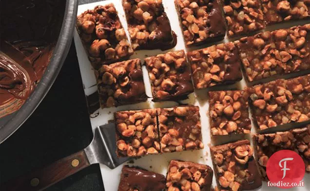Quadrati di caramello alla nocciola immersi nel cioccolato