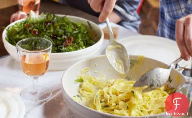 Pasta estiva traballante, insalata di erbe, tartellette di pera