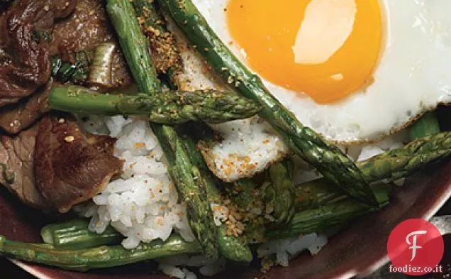 Ciotola di riso coreano con bistecca, asparagi e uovo fritto