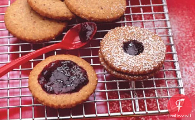 Biscotti Linzer alla nocciola con marmellata di more