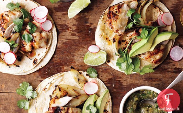 Tacos messicani con pollo alla griglia, avocado, noccioli di mais