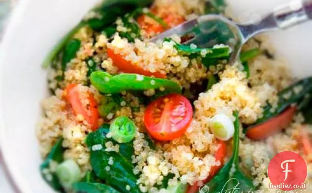 Ricetta calda di insalata di quinoa e spinaci con pomodori d'uva