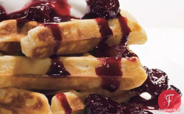 Cialde di latticello con salsa di ciliegie e mandorle