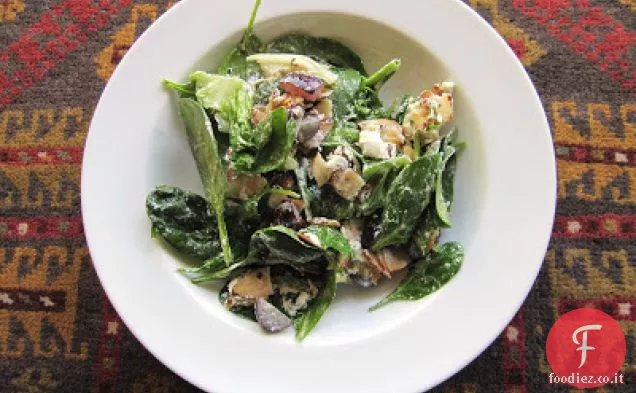 Insalata di spinaci con formaggio di capra, mandorle e uva nera