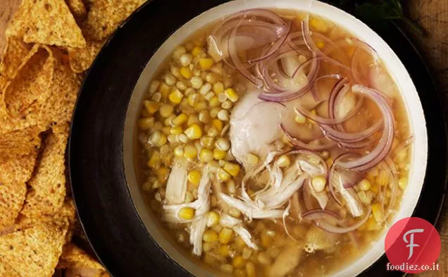 Zuppa di pollo e mais con salsa alla menta del Cile