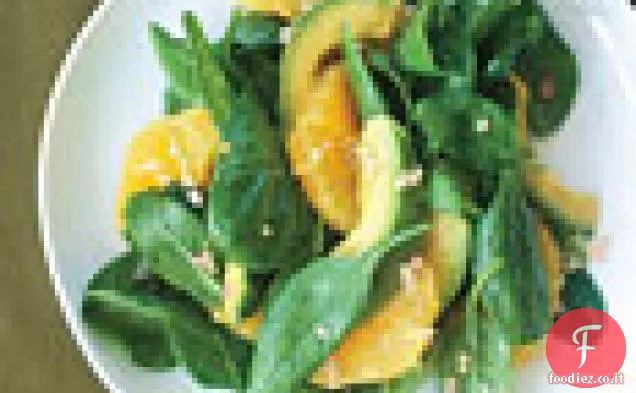 Insalata di spinaci asiatici con arancia e avocado