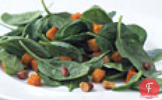 Insalata di zucca arrosto e spinaci con condimento di mandorle tostate