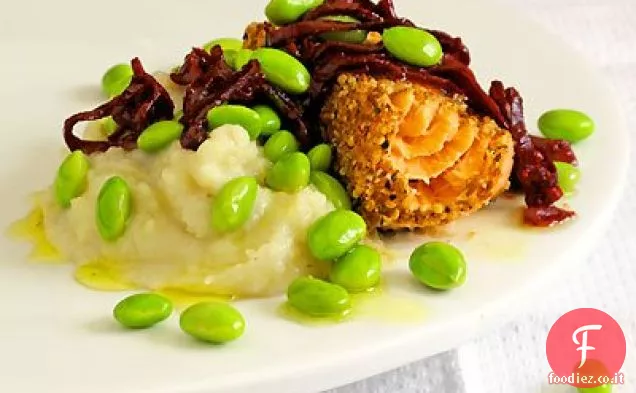 Salmone speziato con scalogni brasati al vino, purea di Edamame e Sunchoke