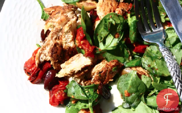 Insalata di spinaci con Pollo balsamico, Pomodori arrostiti e greco