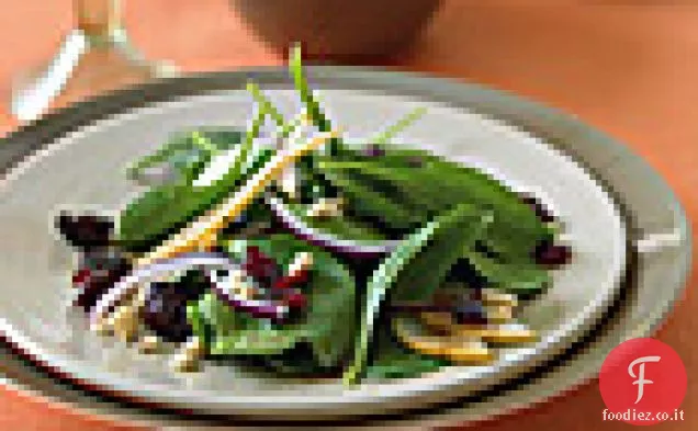 Insalata di spinaci con Pere Bosc, Mirtilli rossi, Cipolla rossa e Nocciole tostate