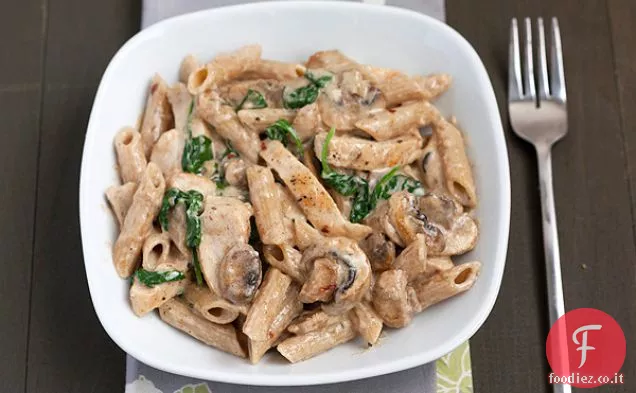 Pasta di pollo cremosa con funghi e spinaci