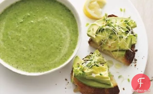 Zuppa di broccoli e spinaci con toast di avocado