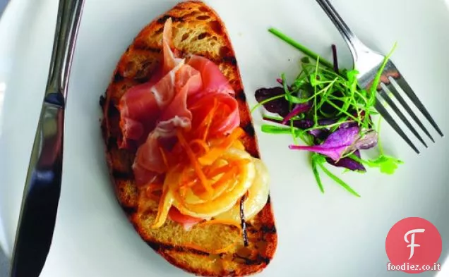 Crostini di Bluestem con Prosciutto Crudo e Cipollini Caldi e Dolci