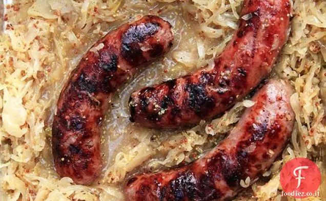 Bratwurst alla griglia con birra, senape e crauti