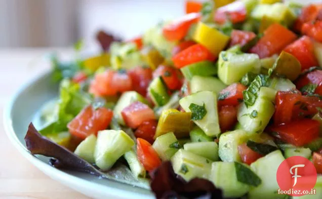 Insalata israeliana con sottaceti e menta