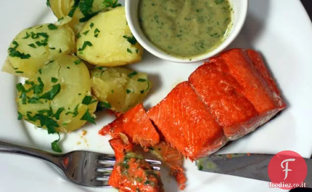 Salmone saltato con patate e salsa cremosa di acciughe