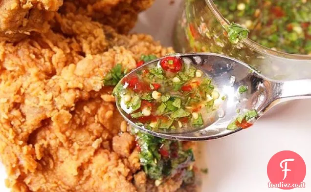 Salsa di salsa di peperoncino, lime e coriandolo in stile tailandese