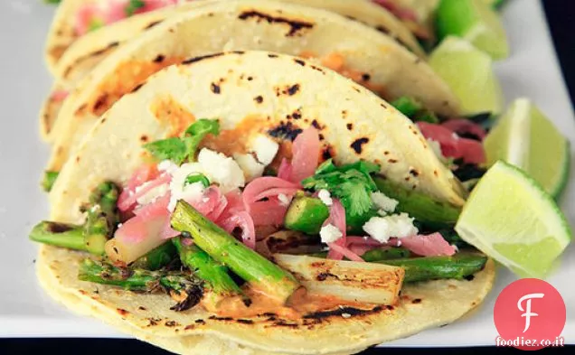 Tacos di asparagi carbonizzati con adobo cremoso e cipolle rosse in salamoia