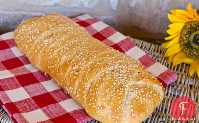 Stromboli con Olive, Pomodori Secchi, Prosciutto, Salame e Formaggio