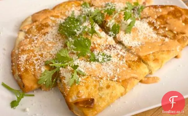 Quesadilla Fritas (Quesadillas fritte) con Jalapeños sottaceto, coriandolo e crema di Chipotle