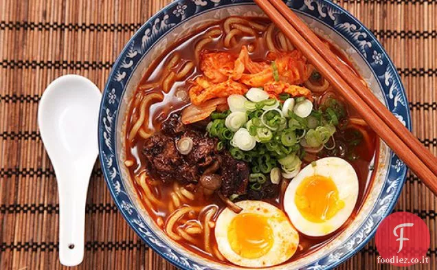 Zuppa di noodle di manzo Ramyun coreano piccante in stile Shin Cup