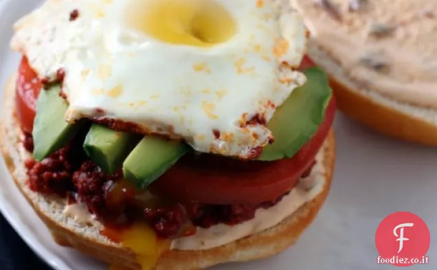 Chorizo, avocado e Cemitas all'uovo con maionese Chipotle