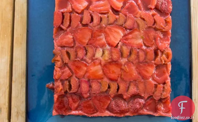 Torta capovolta al rabarbaro alla fragola