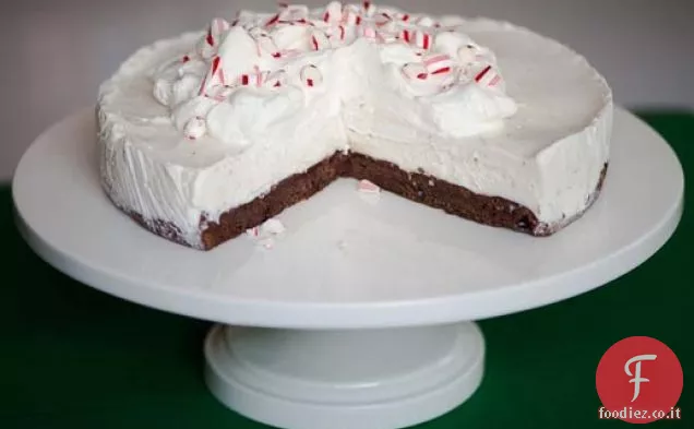 Torta di menta piperita con fondo nero congelato