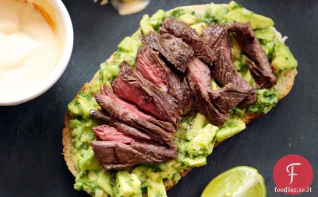 Bistecca alla griglia, avocado e panini alla crema speziati