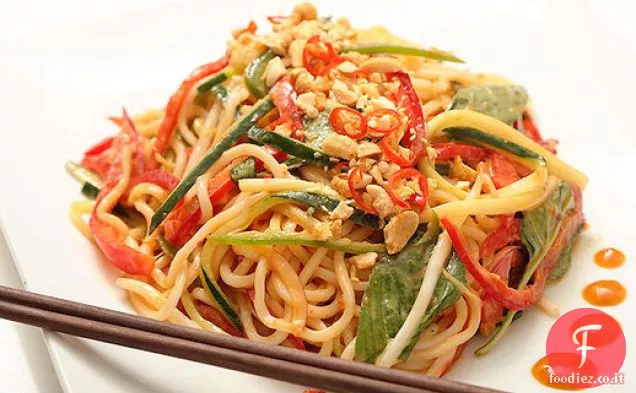 Insalata piccante di noodle di arachidi con cetrioli, peperoni rossi e basilico (vegan)