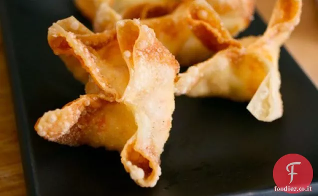 Rangoons di granchio (bignè di granchio) con salsa agrodolce