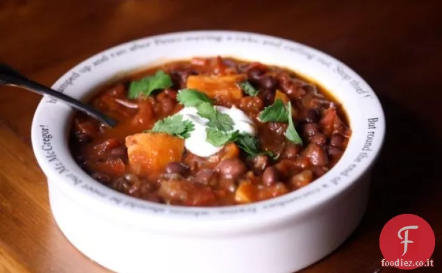 Mangia per otto dollari: fagioli neri e peperoncino di patate dolci