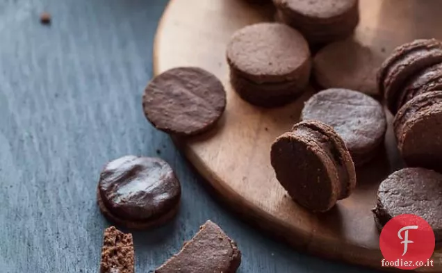 Biscotti sandwich al cioccolato con ripieno di crema al cioccolato (senza glutine, senza cereali, senza noci, Vegan, Paleo Friendly)