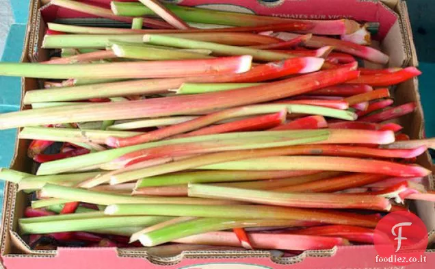 Cuocere il libro: torta di formaggio alla crema di rabarbaro con fragole fresche
