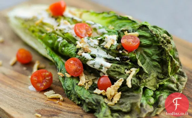 Grigliate: Insalata Romaine con Ranch piccante, pomodori e cipolle fritte