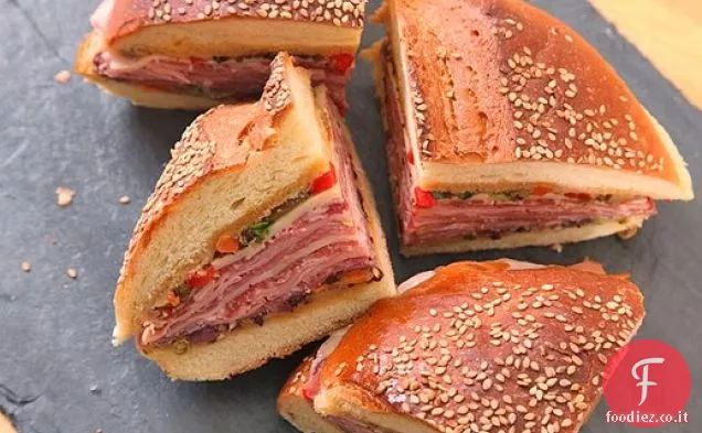 Panino classico della muffuletta di New Orleans