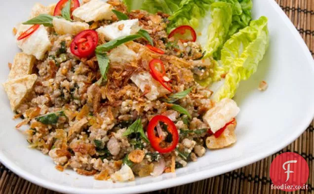 Larb di maiale (insalata tailandese con carne di maiale, erbe, peperoncino e polvere di riso tostato)