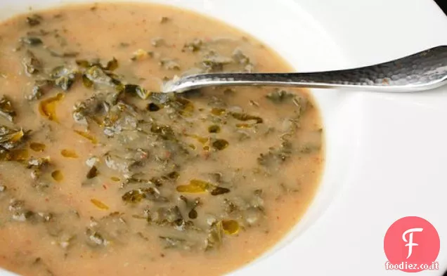Vegan: Cavolfiore affumicato e zuppa di patate con cavolo nero