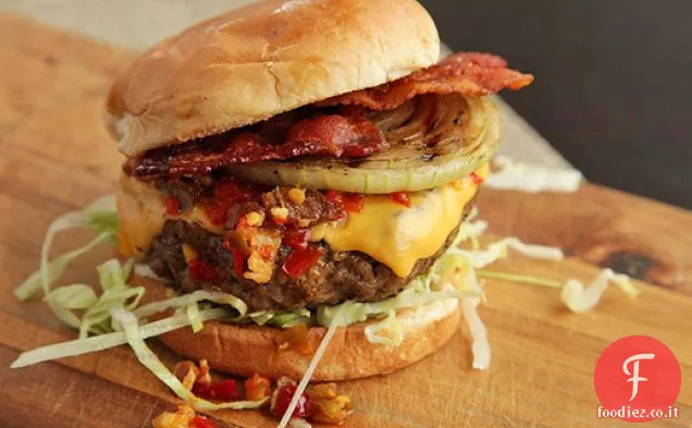 Cheeseburger caldi e affumicati con pancetta e pepe in salamoia