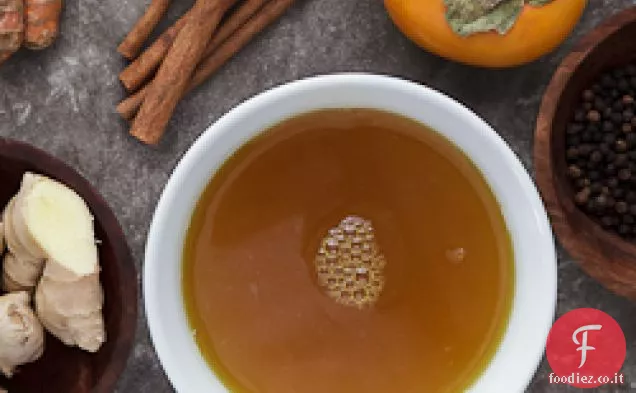Tè alla curcuma con cachi speziato