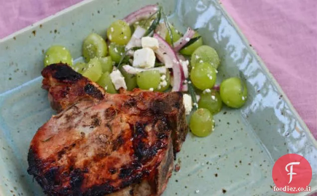 Braciole di maiale grigliate in salamoia con insalata di dragoncello e uva