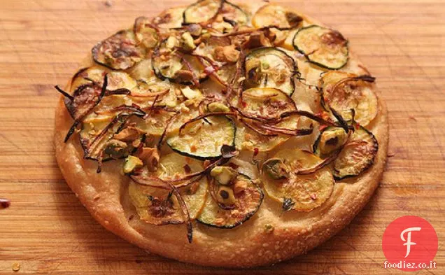 Easy Pan Pizza con Zucchine, Cipolla rossa e Pistacchi (Vegan)